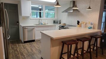 Jääkaappi, mikroaaltouuni, uuni, liesi