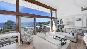 Fireplace, DVD player - Watch the Whales - Breathtaking Views (Avoca Beach)