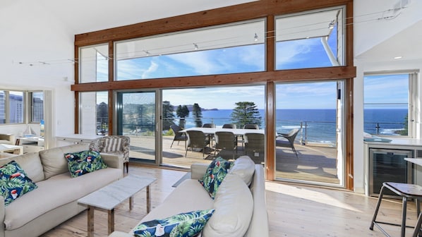Fireplace, DVD player - Watch the Whales - Breathtaking Views (Avoca Beach)