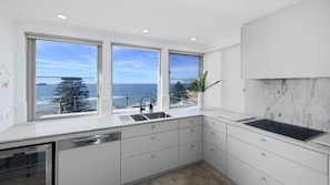 Microwave, oven, stovetop, dishwasher - Watch the Whales - Breathtaking Views (Avoca Beach)