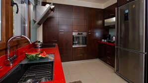 ماكينة لصنع القهوة/الشاي، ثلاجة، ميكروويف، فرن