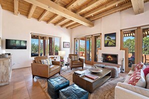 Televisión, chimenea y oficina