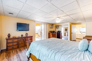 3 bedrooms, iron/ironing board, WiFi, bed sheets