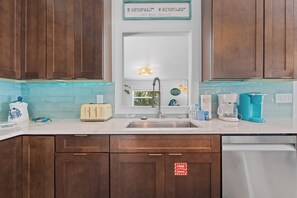 Coffee/tea maker, fridge, microwave, oven