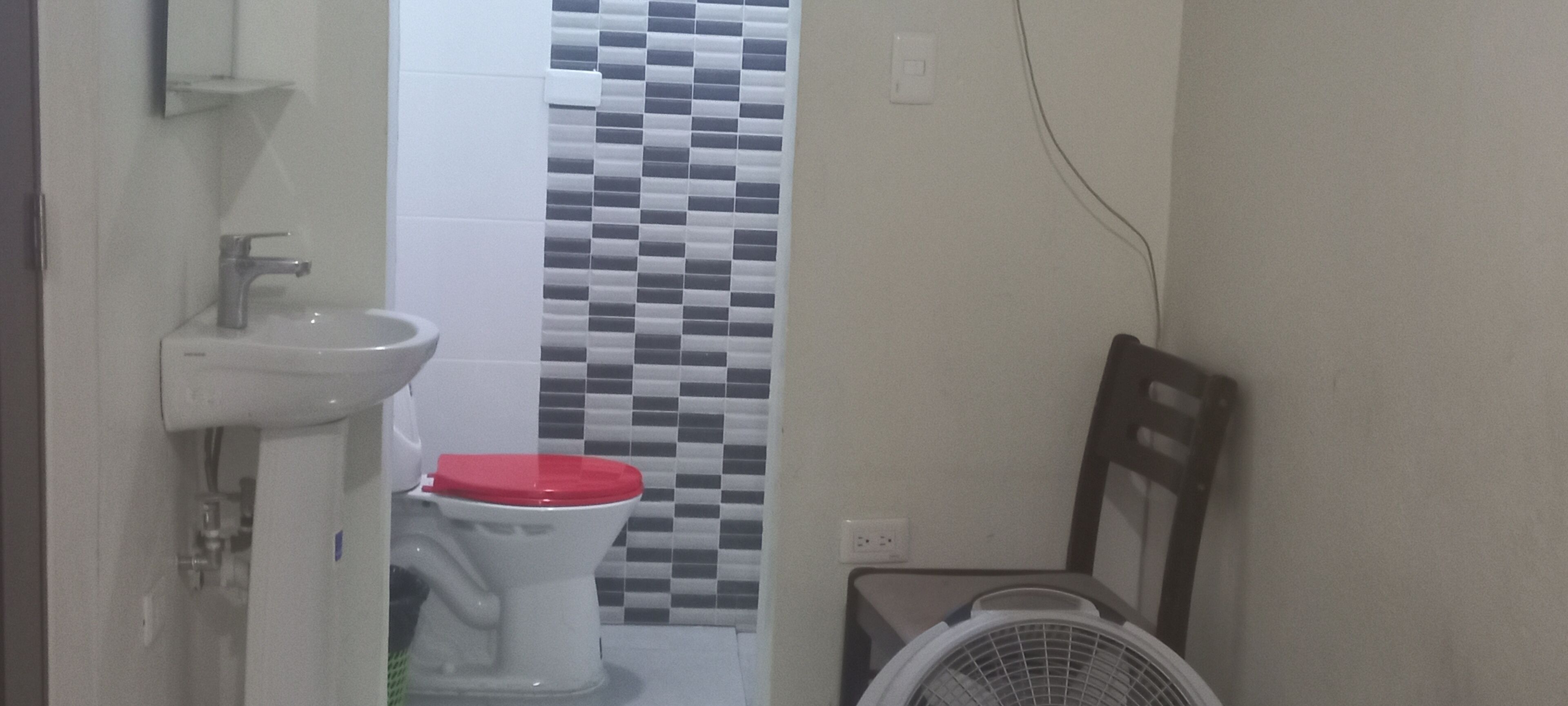 Combined shower/tub, towels