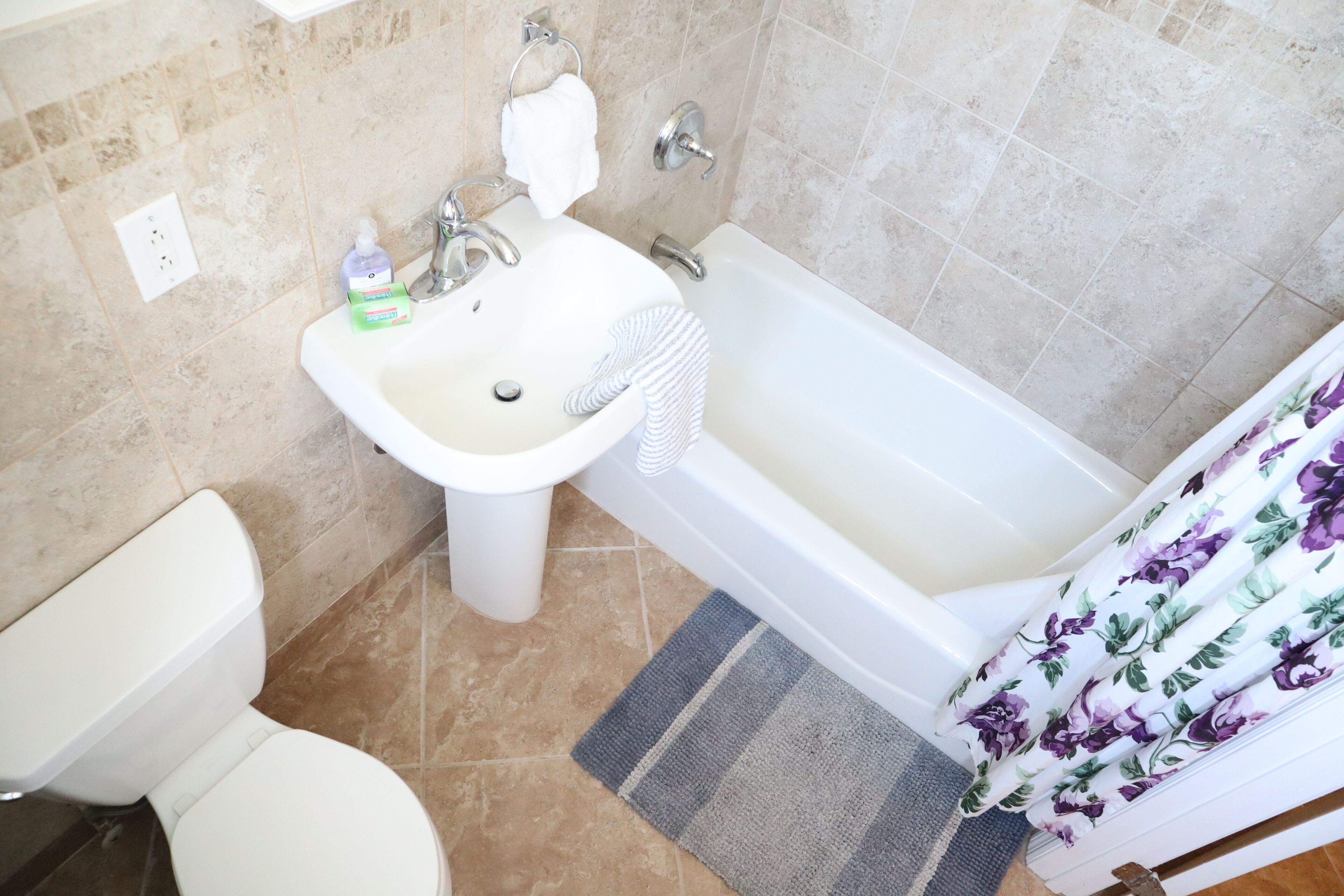 Un baño con inodoro, lavamanos y bañera.