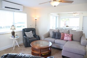 Smart TV, Netflix, streaming services - Oceanside, Pet Friendly, Smart Home with-SUP, kayak with and 60 ft Dock (Marathon)