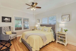 3 makuuhuonetta, työpöytä, silitysrauta/-lauta, vauvan matkasänky