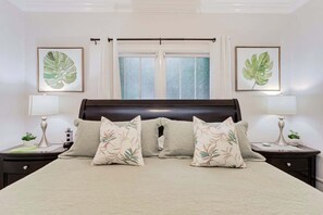 3 slaapkamers, een bureau, een strijkplank/strijkijzer, reisbedje