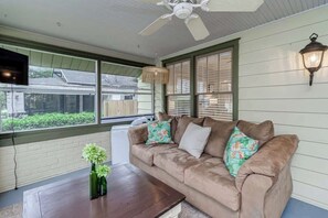 Älytelevisio, kirjoja, työhuone