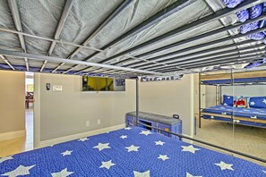 3 bedrooms, iron/ironing board, internet, bed sheets