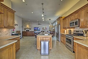 Fridge, microwave, stovetop, dishwasher