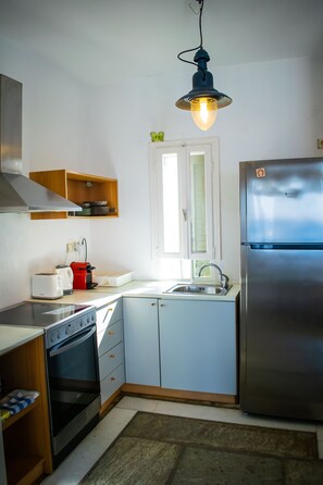 Kühlschrank, Ofen, Herdplatte, Wasserkocher mit Kaffee-/Teezubehör
