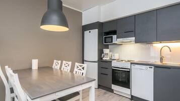 Fridge, microwave, dishwasher, cookware/dishes/utensils