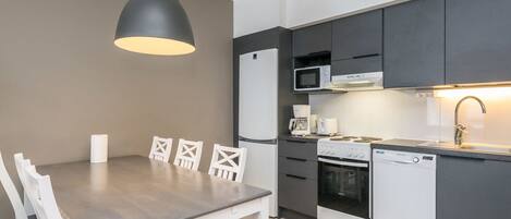 Jääkaappi, mikroaaltouuni, astianpesukone