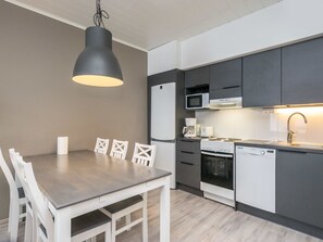 Kühlschrank, Mikrowelle, Geschirrspüler, Kochgeschirr/Geschirr/Besteck