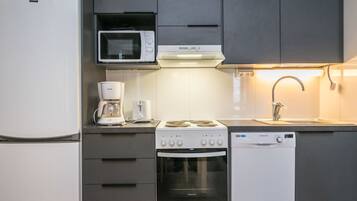 Fridge, microwave, dishwasher, cookware/dishes/utensils