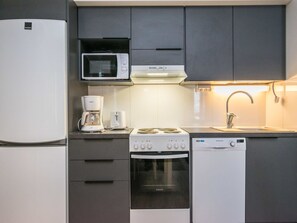 Refrigerador, microondas, lavavajillas, utensilios de cocina