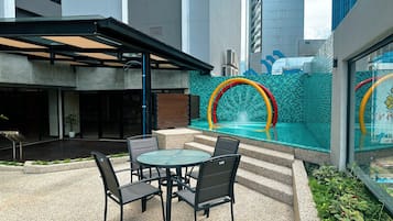 Una piscina al aire libre, sombrillas