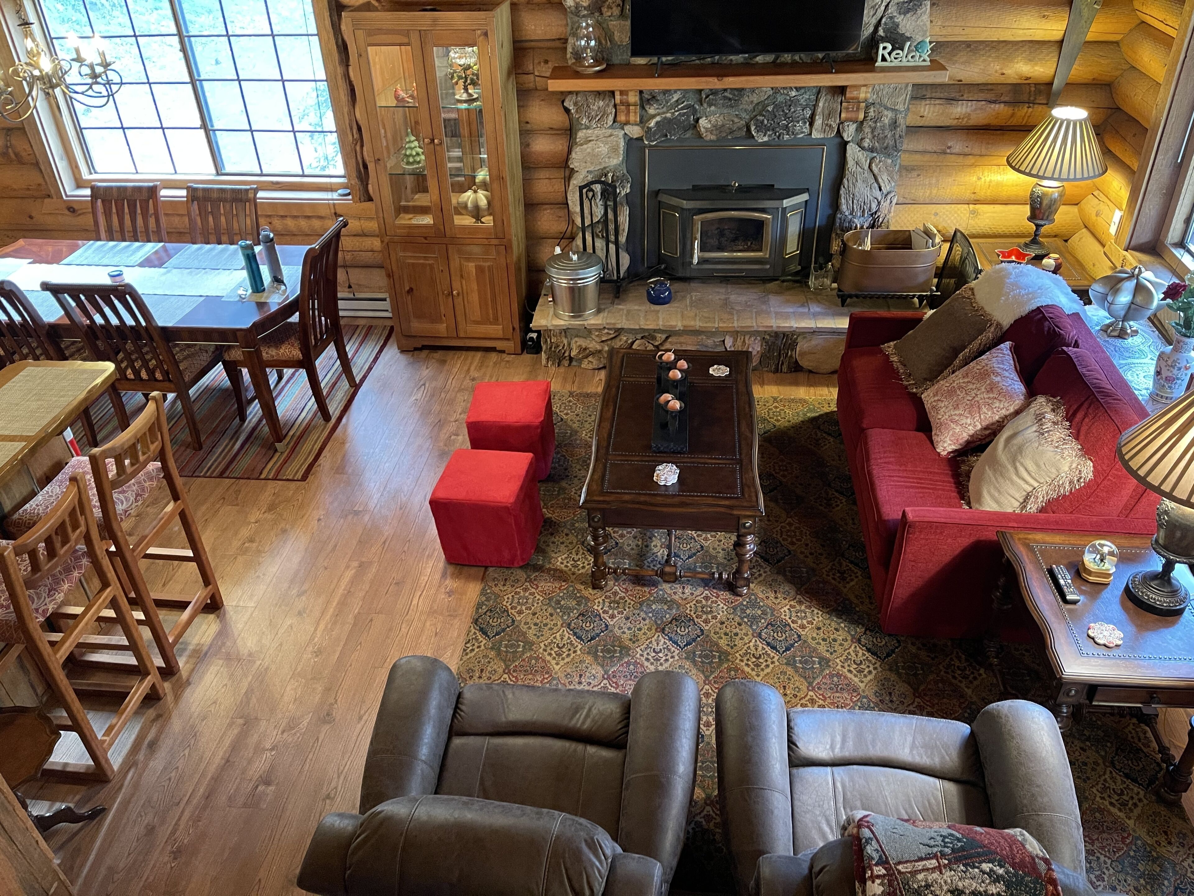 Elegant, Rustic Log Cabin. Large Patios, Sleeps 9.