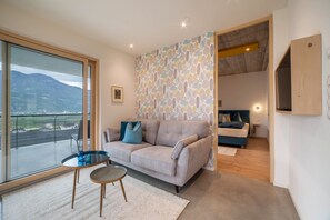 TV, ping pong - Holiday Apartment "Das Eckige" with Mountain View, Wi-Fi, Garden & Terrace (Tscherms)