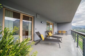 Terrace/patio - Holiday Apartment "Das Eckige" with Mountain View, Wi-Fi, Garden & Terrace (Tscherms)