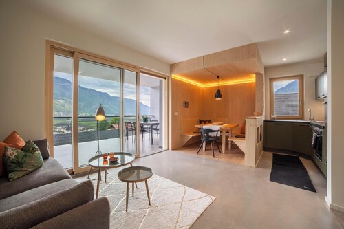 Holiday Apartment "Das Runde" with Mountain View, Wi-Fi, Garden & Terrace