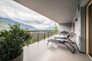 Terrace/patio - Holiday Apartment "Das Runde" with Mountain View, Wi-Fi, Garden & Terrace (Tscherms)