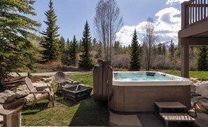 Outdoor spa tub - Breckenridge Mnt home. Gorgeous views/hot tub. Great location! 30+ day stays (Breckenridge)