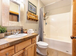 Hair dryer, bidet, towels, soap - Breckenridge Mnt home. Gorgeous views/hot tub. Great location! 30+ day stays (Breckenridge)