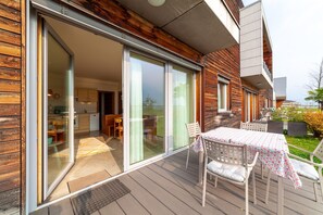 Outdoor dining - Holiday Apartment "Matthäus" with Mountain View, Wi-Fi, Garden & Terrace (Tscherms)