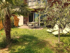 Outdoor dining - Holiday Apartment "Matthäus" with Mountain View, Wi-Fi, Garden & Terrace (Tscherms)