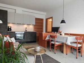 Interior - Holiday Apartment "Matthäus" with Mountain View, Wi-Fi, Garden & Terrace (Tscherms)