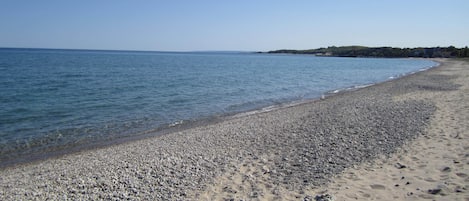 Una spiaggia nelle vicinanze