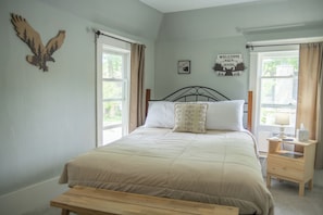 Habitación estándar, 1 cama de matrimonio | Baño | Ducha, artículos de higiene personal gratuitos, secador de pelo y jabón