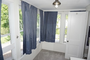 Familien-Suite, Mehrere Betten, Nichtraucher, zum Innenhof hin | 2 Schlafzimmer, individuell dekoriert, individuell eingerichtet