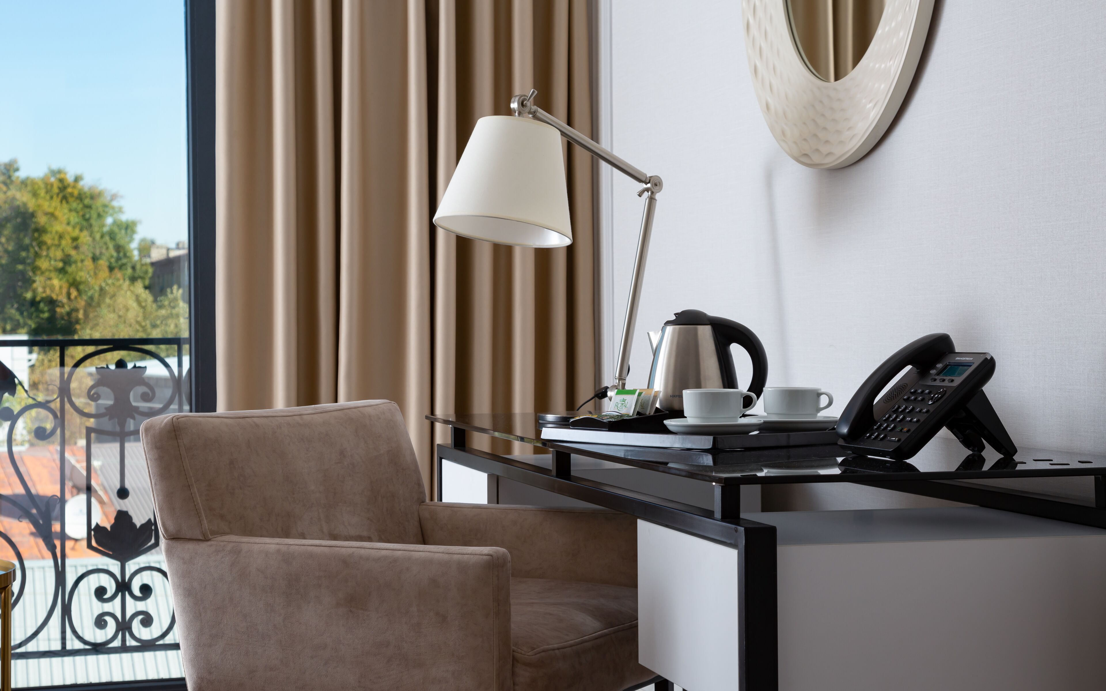 deluxe room, 1 double bed | in-room safe, individually decorated, individually furnished, desk