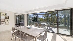 Dining - The Edge - 3 Min Flat Walk to Beach & Cafes (AVOCA BEACH)