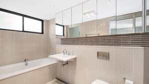 Bathtub, towels - The Edge - 3 Min Flat Walk to Beach & Cafes (AVOCA BEACH)