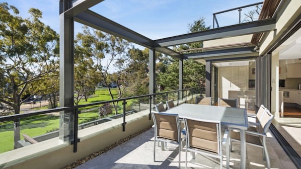 Outdoor dining - The Edge - 3 Min Flat Walk to Beach & Cafes (AVOCA BEACH)