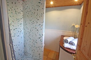 Dusche, Haartrockner, Handtücher