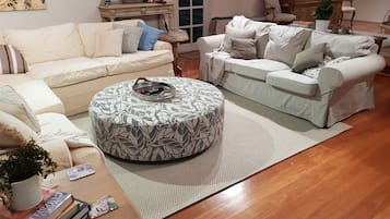 Smart-tv, pejs, dvd-afspiller, legetøj
