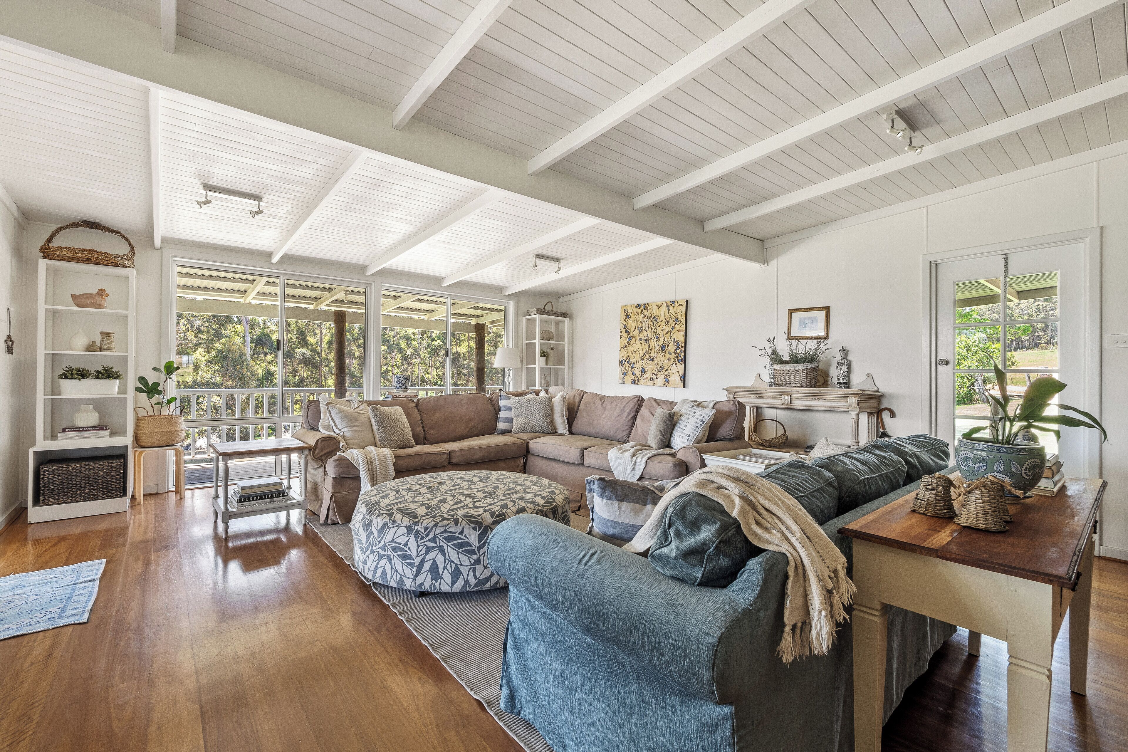 Smart TV, fireplace, DVD player, toys