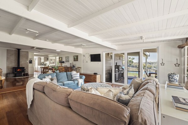 Téléviseur connecté, foyer, lecteur de DVD, jouets