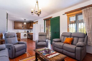 Smart TV, fireplace, ping pong