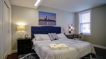 1 habitación, escritorio, tabla de planchar con plancha y cuna de viaje