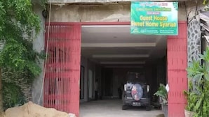 A building entrance with a sign for a guest house. - Super OYO 3903 Sweethome Syariah Guesthouse (Banjarbaru)