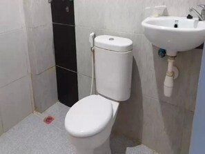 Bathroom - Super OYO 3903 Sweethome Syariah Guesthouse (Banjarbaru)