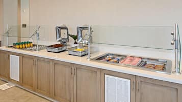 Un buffet proposant une variété de plats et une machine à café.