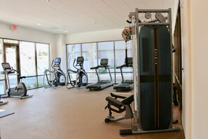 Ein Fitnessstudio mit Laufbändern, Crosstrainern und Gewichtsmaschinen.